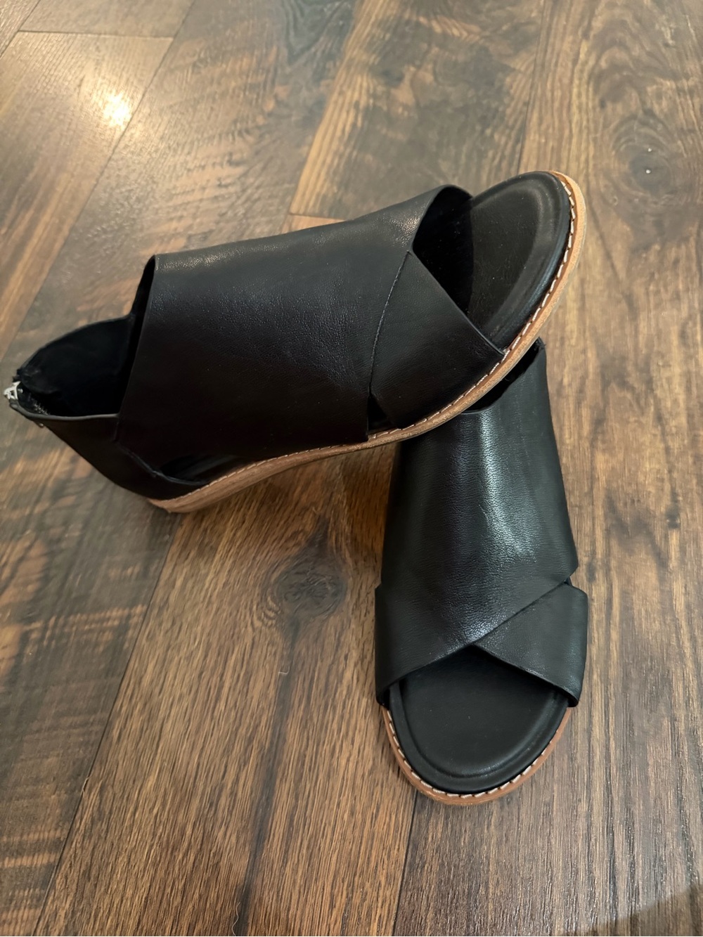 Sofft Black Leather Crossover Sandal with Zipper